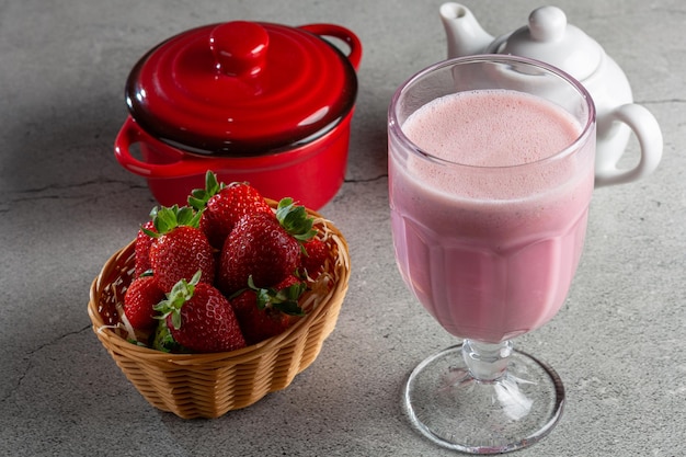 Verre avec un délicieux smoothie aux fraises