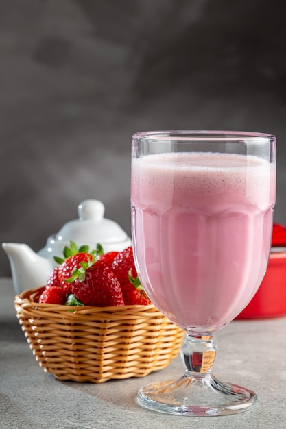 Verre avec un délicieux smoothie aux fraises