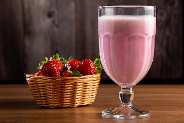 Verre avec un délicieux smoothie aux fraises