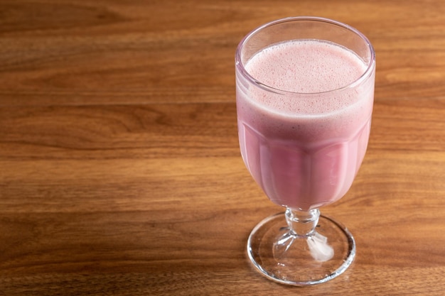 Verre avec un délicieux smoothie aux fraises