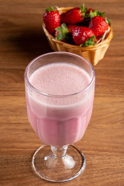 Verre avec un délicieux smoothie aux fraises