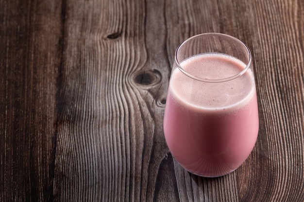 Verre avec un délicieux smoothie aux fraises