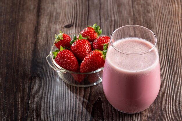 Verre avec un délicieux smoothie aux fraises