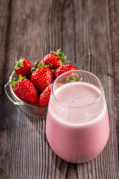 Verre avec un délicieux smoothie aux fraises