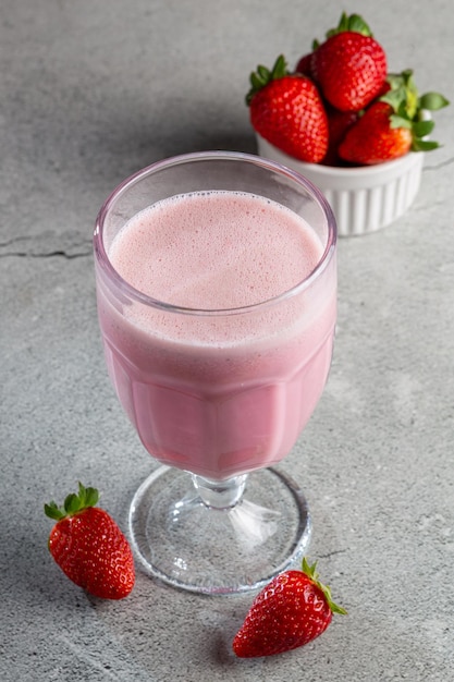 Verre avec un délicieux smoothie aux fraises