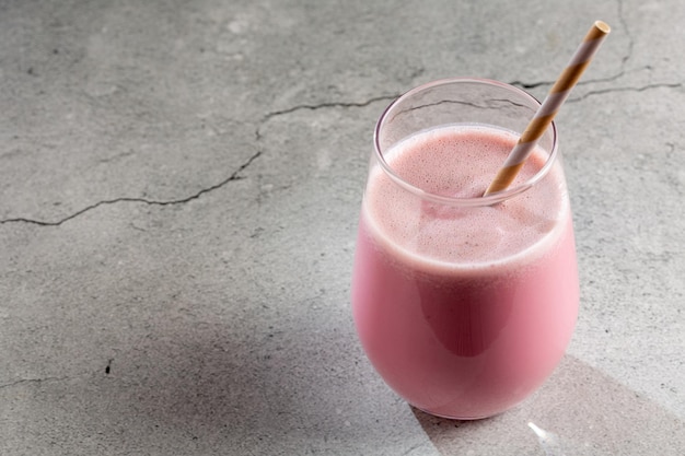 Verre avec un délicieux smoothie aux fraises