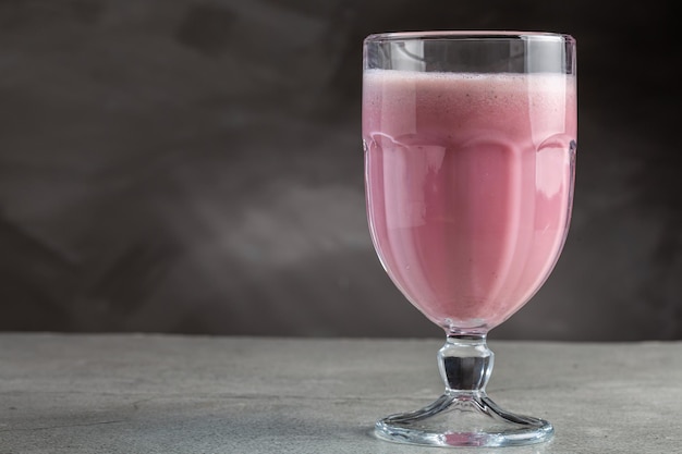 Verre avec un délicieux smoothie aux fraises