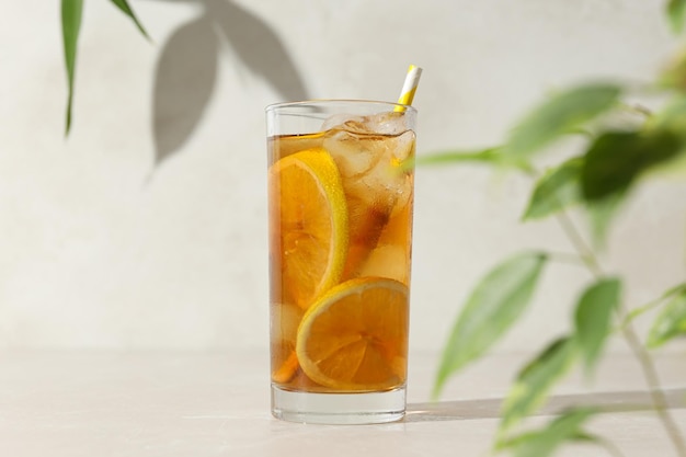 Un verre de délicieux thé froid sur un fond blanc