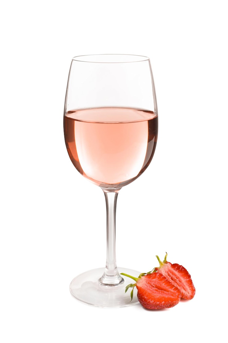 Photo un verre de délicieux vin de fraise sur fond blanc