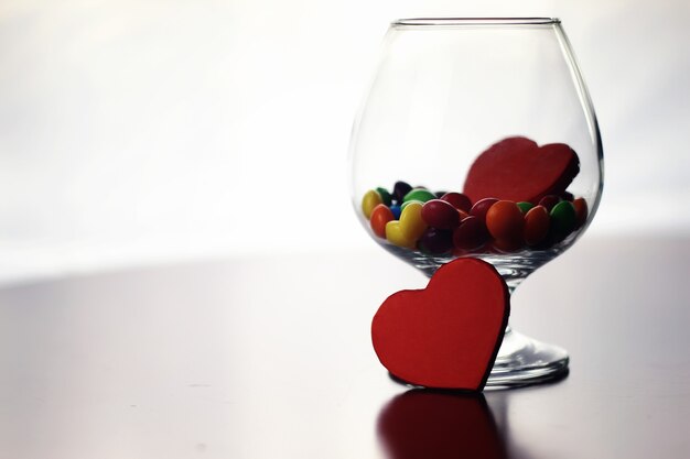 Verre avec dragée de bonbons de couleur