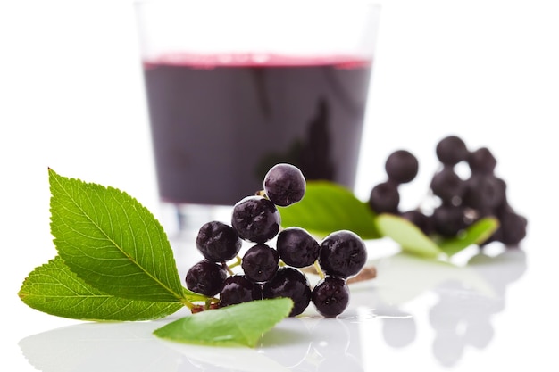 Photo verre avec du jus d'aronia