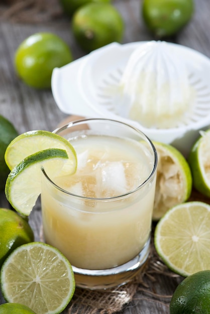 Verre avec du jus de citron vert frais