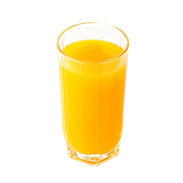 Verre avec du jus de fruits frais sur blanc