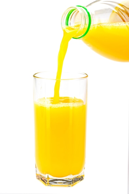 Verre avec du jus d'orange sur le blanc