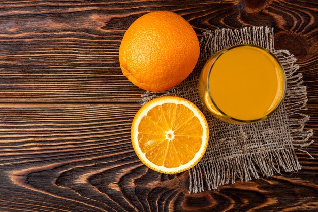 verre avec du jus d'orange sur la table