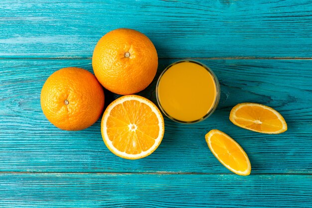 verre avec du jus d'orange sur la table