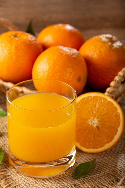 Verre avec du jus d'orange sur la table.