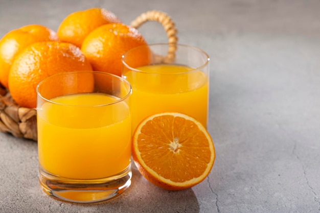 Verre avec du jus d'orange sur la table.