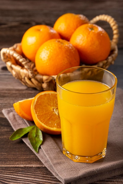 Verre avec du jus d'orange sur la table.