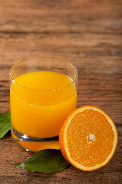 Verre avec du jus d'orange sur la table.