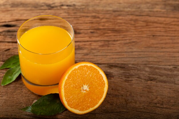 Verre avec du jus d'orange sur la table.