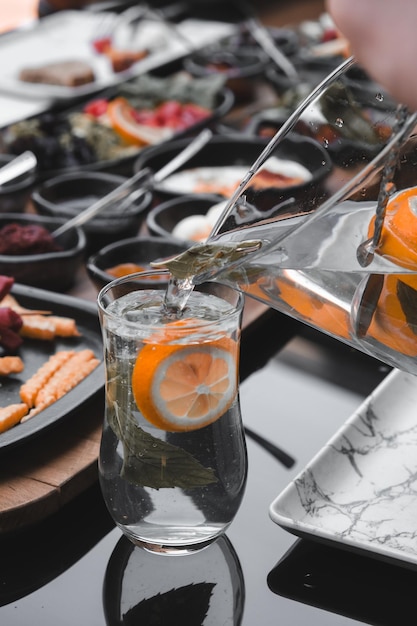 un verre avec du jus d'orange et une tranche d'oranger dedans