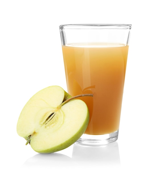 Verre avec du jus de pomme frais sur fond blanc