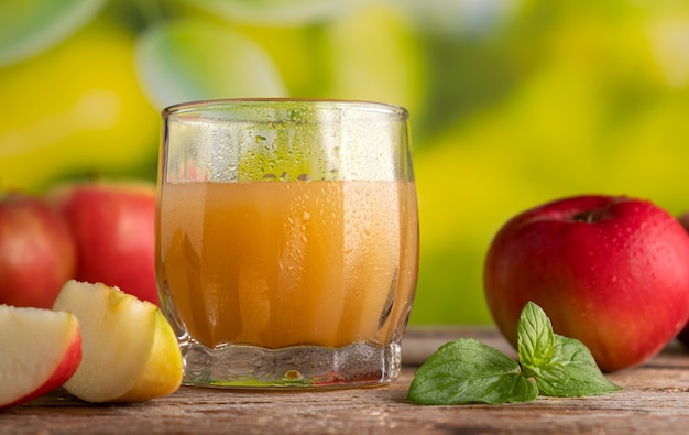 Verre avec du jus de pomme froid fraîchement pressé. Fermer