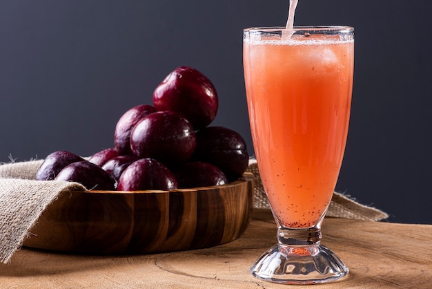 Verre avec du jus de prune sur la table