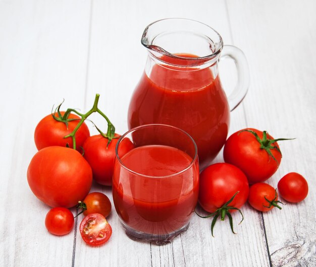 Un verre avec du jus de tomate.