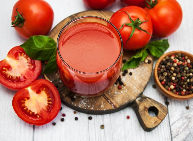 Un verre avec du jus de tomate.