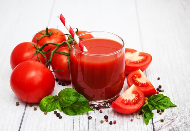 Un verre avec du jus de tomate.