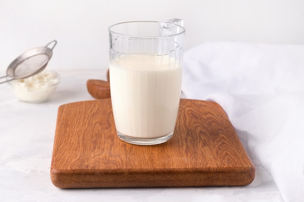 Verre avec du kéfir de lait sur une planche de bois. Boissons fermentées