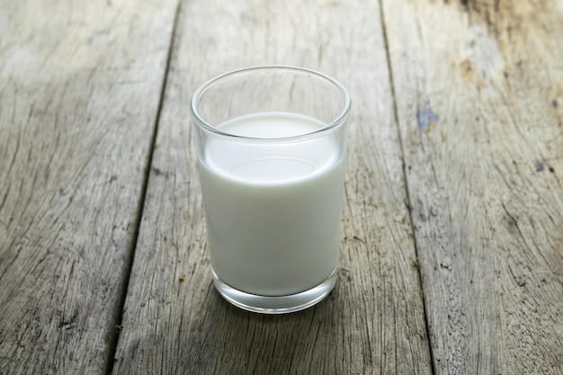 verre avec du lait sur la table en bois