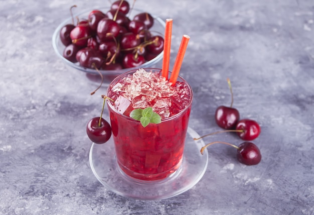 Verre avec du thé glacé sucré à la cerise fait maison ou un cocktail