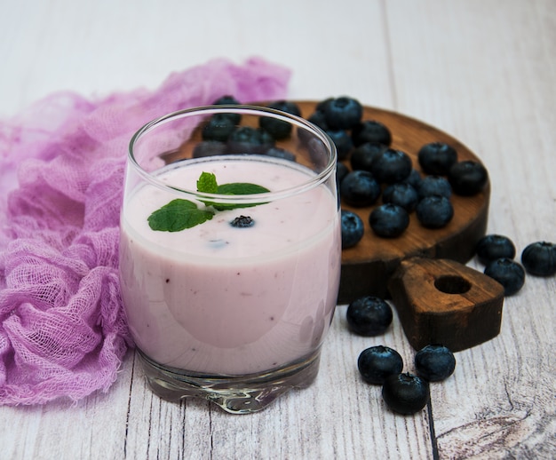 Verre avec du yogourt à la myrtille