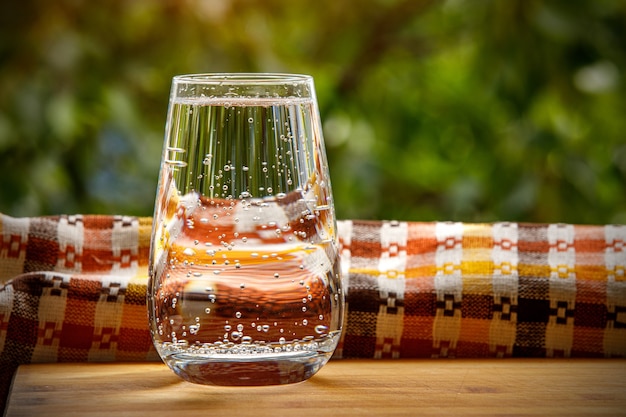 Un verre d'eau au fond du jardin.