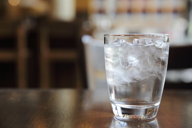 Verre à eau au restaurant