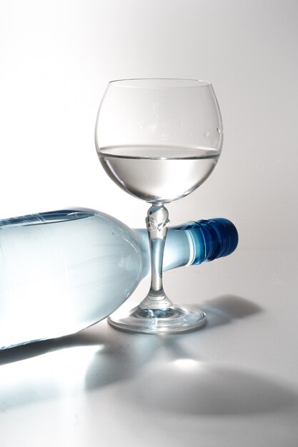 Verre d'eau avec une bouteille isolée