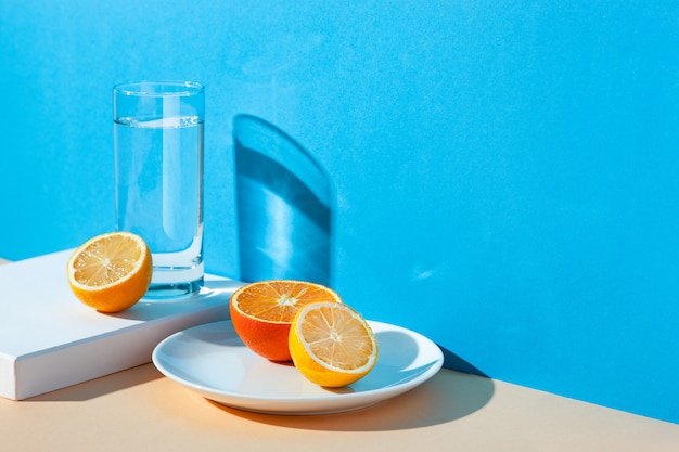 un verre d'eau, de citron et d'orange