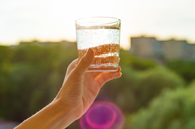 Verre d'eau claire, écologie à la main