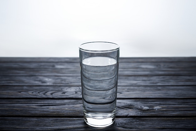 Verre à l'eau claire sur une table en bois