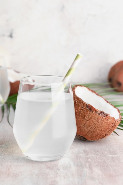 Verre d'eau de coco fraîche sur table