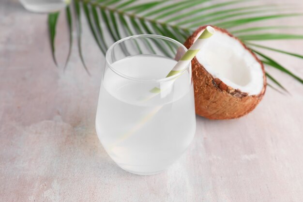 Verre d'eau de coco fraîche sur table