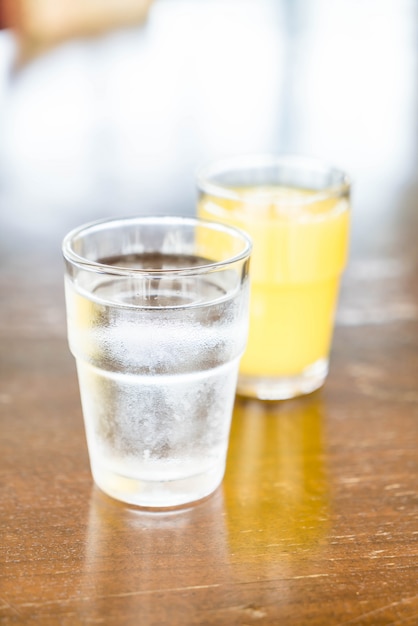 verre d&#39;eau avec du jus d&#39;ananas