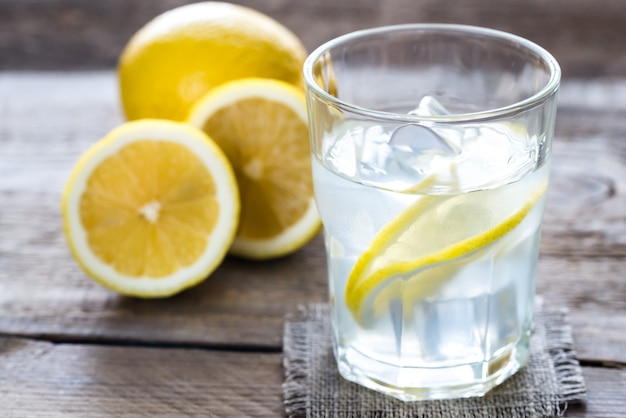 Verre d'eau avec du jus de citron frais