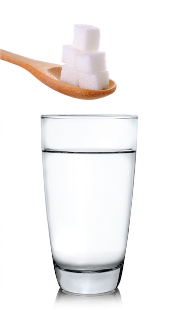 Un verre d'eau avec du sucre