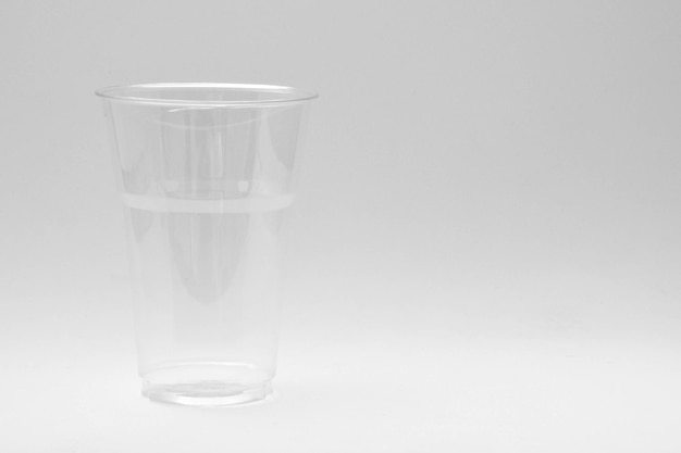 Photo un verre d'eau sur un fond blanc