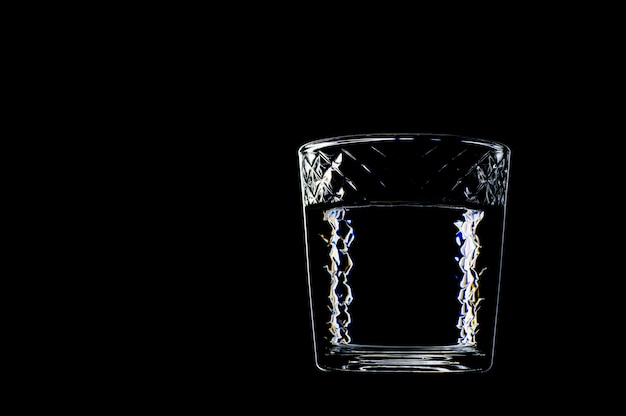 Verre d&#39;eau sur fond noir