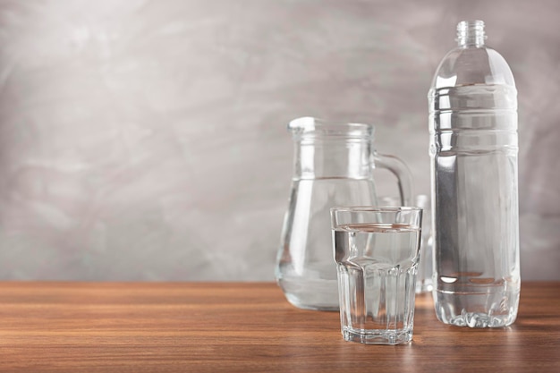 Verre d'eau fraîche sur la table